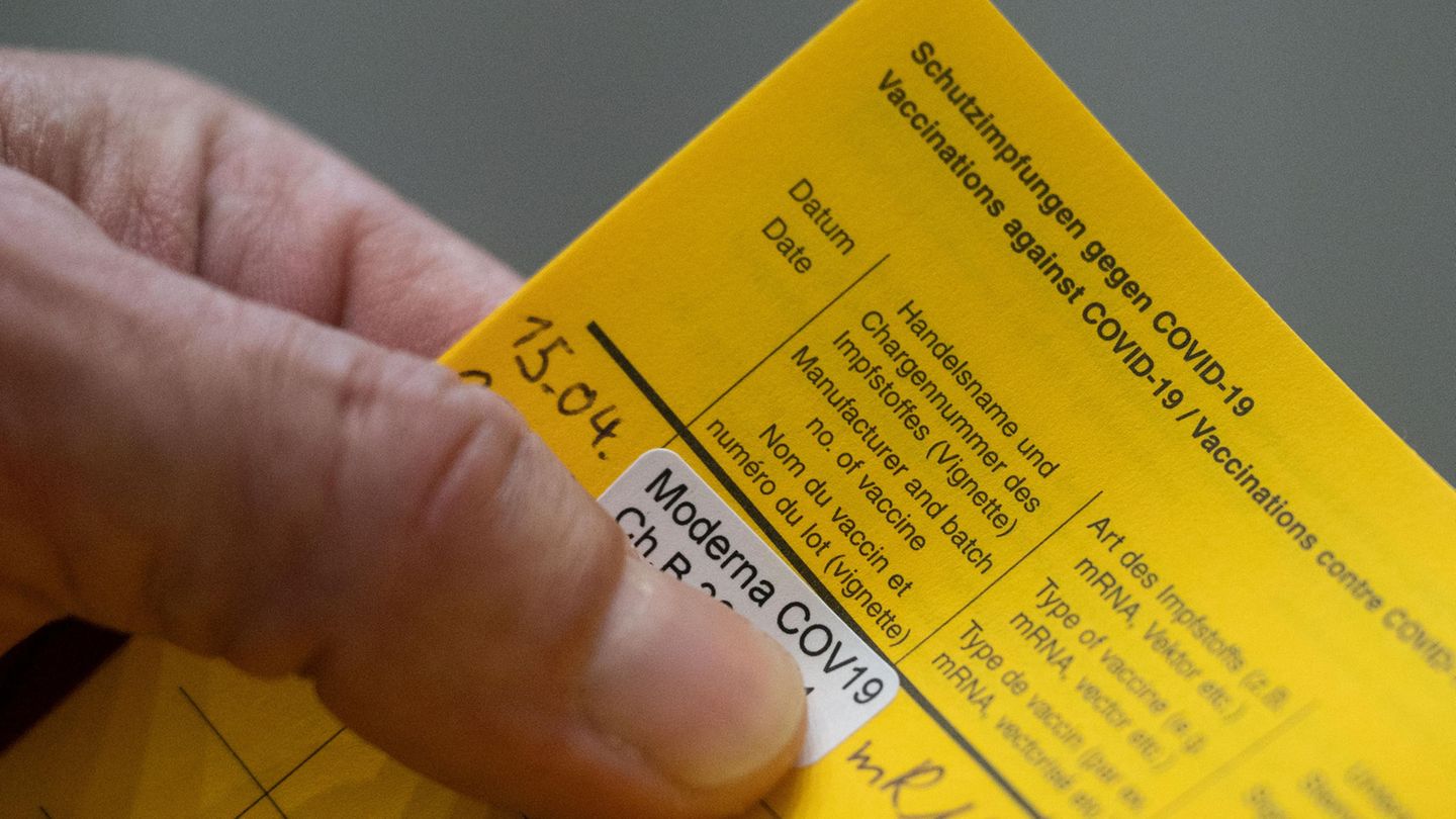 Ein ausgefüllter Impfpass mit einem Moderna-Impfstoff-Aufkleber