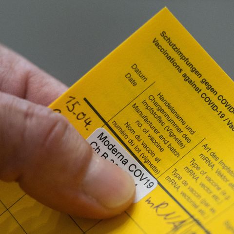 Ein ausgefüllter Impfpass mit einem Moderna-Impfstoff-Aufkleber