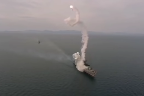 Die Rakete fliegt in Spiralen bevor sie ins Meer stürzt.