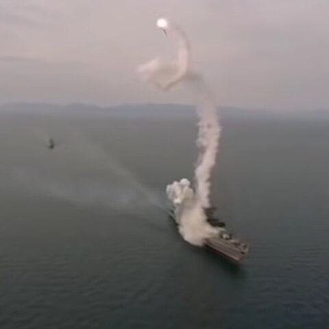 Die Rakete fliegt in Spiralen bevor sie ins Meer stürzt.