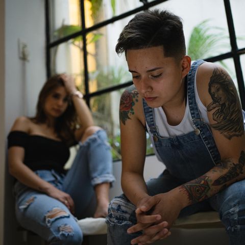 Zwei Frauen drehen sich im Streit voneinander weg
