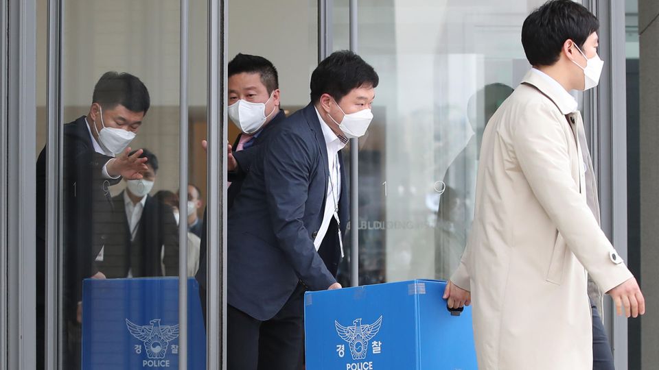 Polizeibeamte bei der Razzia im Hauptquartier von Namyang Dairy Products am 30. April in Südkoreas Hauptstadt Seoul