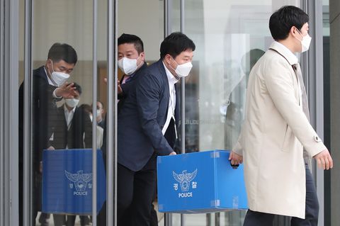 Polizeibeamte bei der Razzia im Hauptquartier von Namyang Dairy Products am 30. April in Südkoreas Hauptstadt Seoul