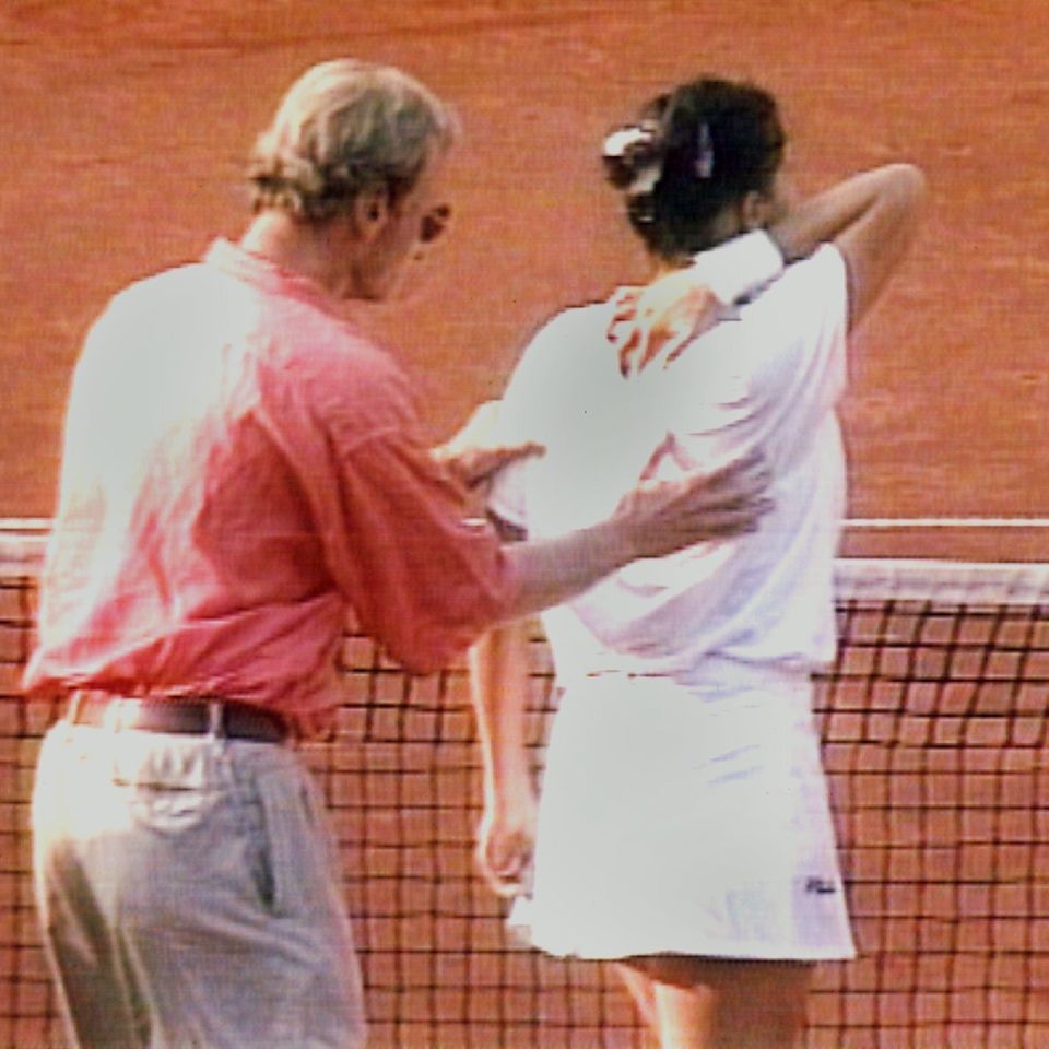 30. April 1993: Messerattacke auf Tennisspielerin Monica Seles  Der 30. April 1993 verändert die Tenniswelt. Beim Turnier am Hamburger Rothenbaum wird Monica Seles von einem psychisch gestörten Mann niedergestochen. Sein Name ist Günter Parche, er kommt aus Thüringen und ist ein fanatischer Verehrer von Steffi Graf. Seles hat im doppelten Sinne Glück. Zum einen, dass sie just in dem Moment, als Parche zusticht, sich nach vorne beugt, um einen Schluck Wasser zu trinken. Laut Ärzten hat sie das vermutlich davor bewahrt, ihr Leben im Rollstuhl verbringen zu müssen. Und auch körperlich hat der Anschlag keine bleibenden Schäden hinterlassen. Psychisch jedoch ist die Top-Tennisspielerin schwer angegriffen. "Es veränderte meine Karriere unwiderruflich und beschädigte meine Seele. Ein Sekundenbruchteil machte aus mir einen anderen Menschen", schrieb Seles in ihrer Autobiografie. Erst zwei Jahre später kehrt sie auf die Damen-Tour zurück. 2003 steht sie zum letzten Mal als Profi auf dem Platz. Ein angedachtes Comeback kommt nicht zustande, 2008 beendet Seles schließlich ihre Karriere, die ohne den Anschlag vermutlich noch erfolgreicher verlaufen wäre.