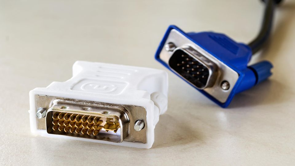 VGA und DVI VGA und DVI in weiß und blau sind unterschiedliche Monitor-Anschlüsse.
