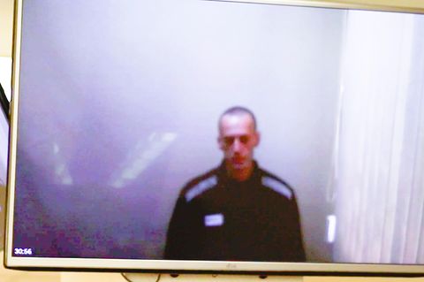 Ein Videostandbild zeigt den russischen Oppositionsführer Alexej Nawalny auf einem TV-Bildschirm während einer Anhörung