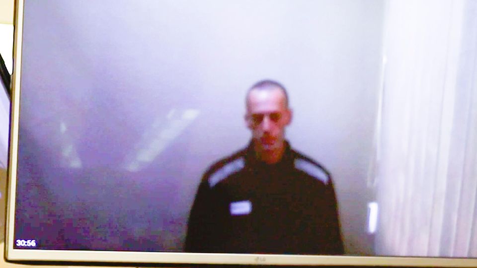 Ein Videostandbild zeigt den russischen Oppositionsführer Alexej Nawalny auf einem TV-Bildschirm während einer Anhörung