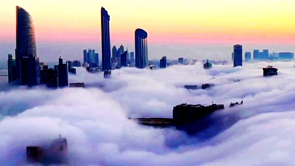 Wüstenstädte Abu Dhabi und Dubai verschwinden im Nebelmeer