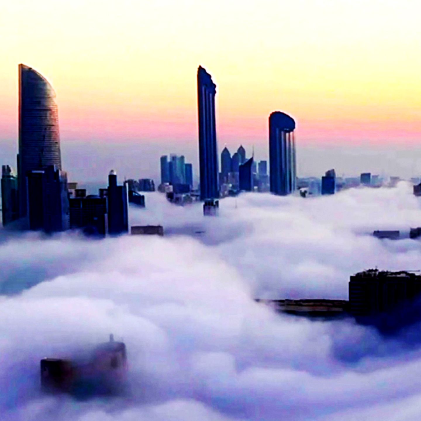Zeitraffer: Wolkenkratzer in Dubai verschwinden im Nebelmeer (Video)