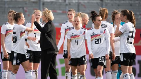Bundestrainerin Martina Voss-Tecklenburg (m.) klatscht nach dem Testspiel gegen Norwegen ihre Spielerinnen ab