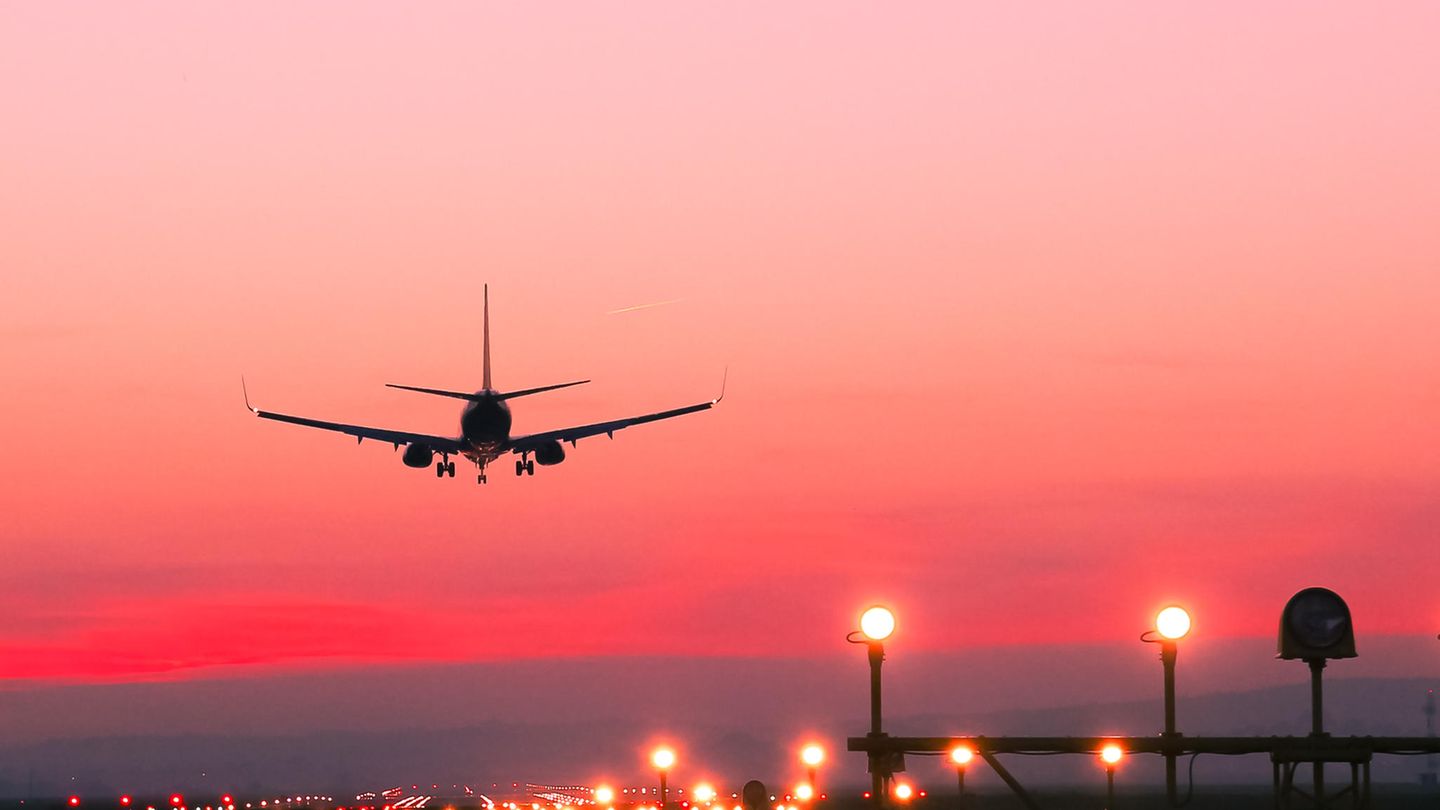 Ein Flugzeug schwebt über einem Flughafen