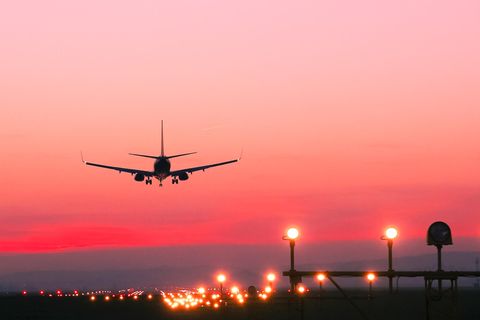 Ein Flugzeug schwebt über einem Flughafen