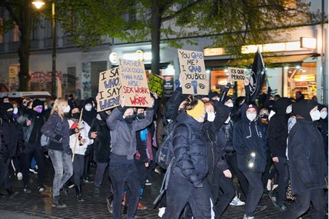 Unter dem Motto "Wir holen uns die Nacht zurück" zogen feministische Gruppen am Abend durch Kreuzberg