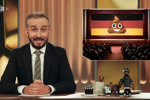 Jan Böhmermann sitzt im Studio des ZDF Magazin Royale in Köln