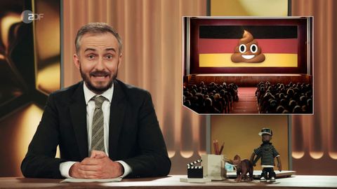 Jan Böhmermann sitzt im Studio des ZDF Magazin Royale in Köln
