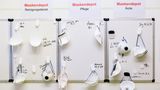 Zum Lüften an einer Wand aufgehängte Atemschutz-Masken im Kantonspital von Basel