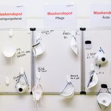 Zum Lüften an einer Wand aufgehängte Atemschutz-Masken im Kantonspital von Basel