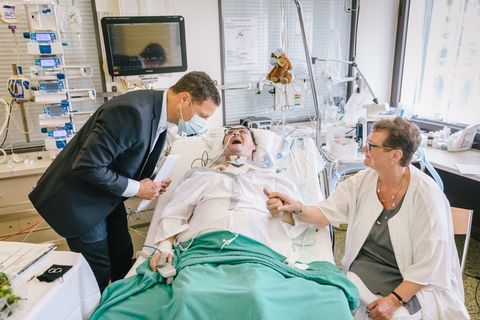 Im Basler Kantonsspital traut ein Geistlicher einen Covid-Patienten und seine Partnerin