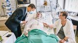 Im Basler Kantonsspital traut ein Geistlicher einen Covid-Patienten und seine Partnerin