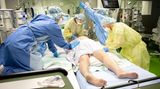 Ein Covid-Patient wir auf der Intensiv-Station in die Bauchlage umgelagert
