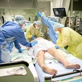 Ein Covid-Patient wir auf der Intensiv-Station in die Bauchlage umgelagert