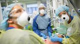 Ein Patient auf der Intensiv-Station wird intubiert