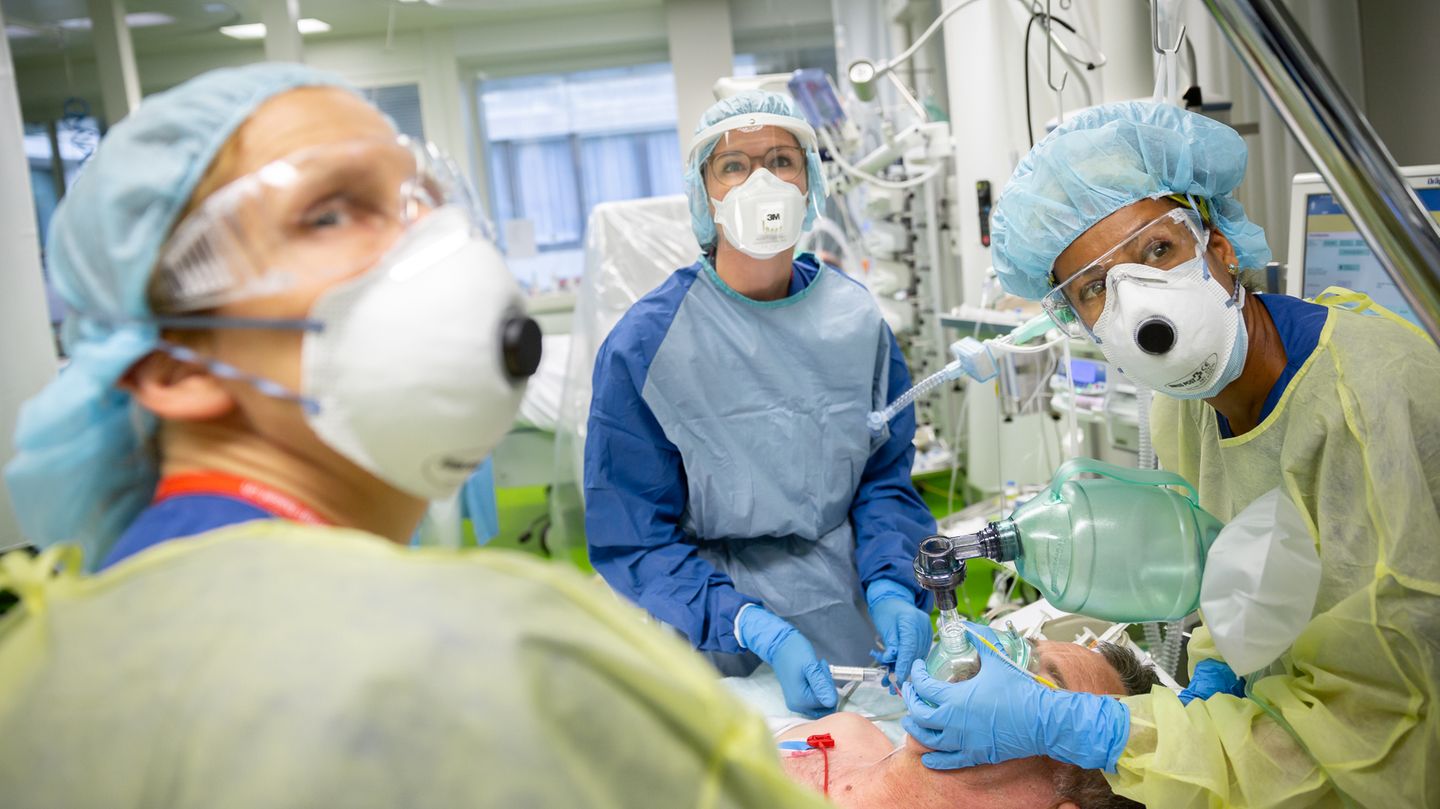 "Die halbe Intensiv-Station war mit Covid-Patienten belegt" Ein Patient auf der Intensiv-Station wird intubiert