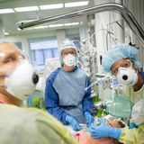 Ein Patient auf der Intensiv-Station wird intubiert