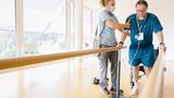 Herr H., ein Schweizer Covid-Patient, bei Geh-Übungen in einer Reha-Klinik.