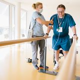 Herr H., ein Schweizer Covid-Patient, bei Geh-Übungen in einer Reha-Klinik.