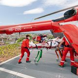 Herr H., ein Schweizer Covid-Patient, wird auf einer Liege in einen Hubschrauber getragen.