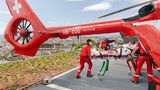 Herr H., ein Schweizer Covid-Patient, wird auf einer Liege in einen Hubschrauber getragen.