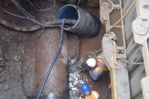 Laut den zuständigen Wasserwerken arbeite man rund um die Uhr daran, den Fettberg abzutragen