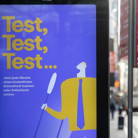 Werbung für Corona-Tests in der Innenstadt von Dortmund