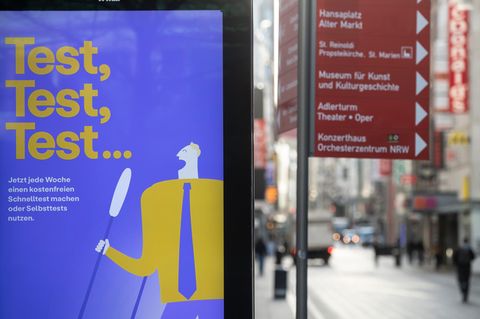Werbung für Corona-Tests in der Innenstadt von Dortmund