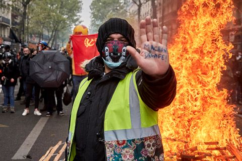 Mai-Demo eskaliert: Heftige Ausschreitungen in Paris – Polizei geht mit Tränengas gegen Randalierer vor