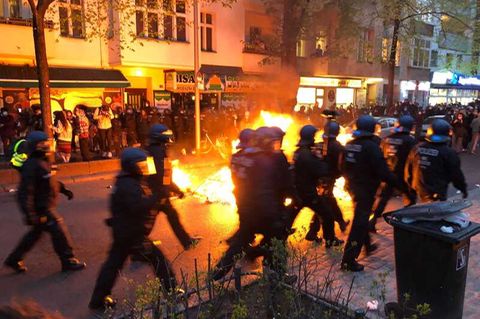 Krawalle in Berlin: Heftige Ausschreitungen bei Mai-Demo – mehrere Polizisten durch Böller verletzt