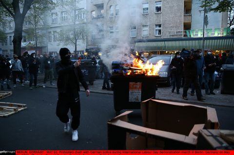 Demonstranten filmen das Geschehen auf einer Straße in Berlin mit ihrem Handy