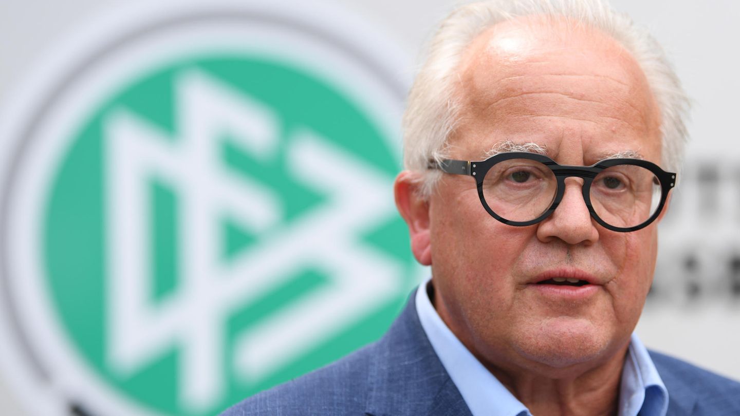 DFB-Chef Fritz Keller mit DFB-Logo im Hintergrund