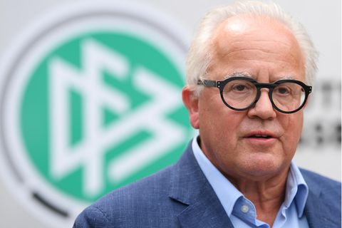 DFB-Chef Fritz Keller mit DFB-Logo im Hintergrund
