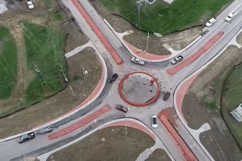 Einmal quer: Totales Chaos: US-Autofahrer treffen auf den ersten Verkehrskreisel und sind komplett überfordert