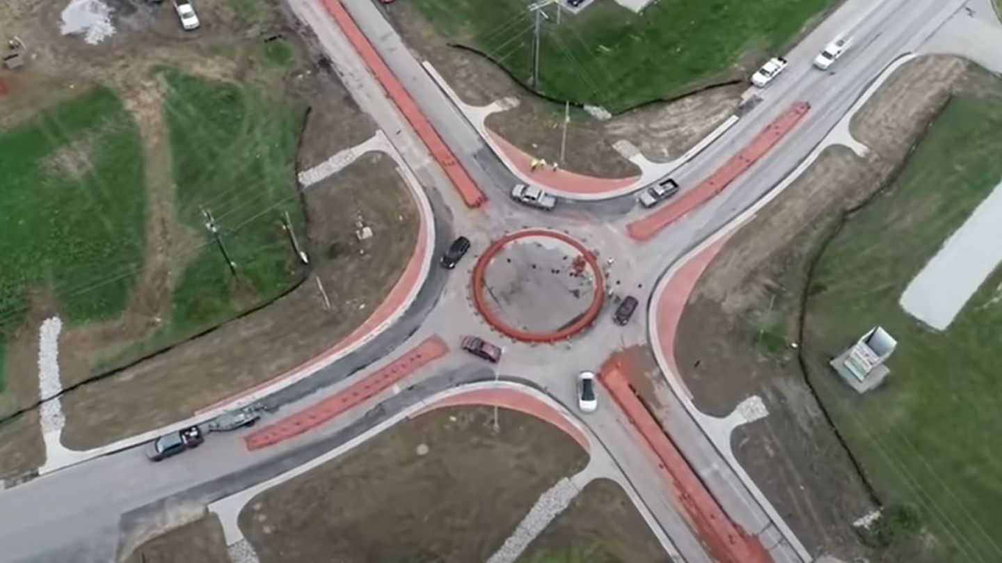 Einmal quer: Totales Chaos: US-Autofahrer treffen auf den ersten Verkehrskreisel und sind komplett überfordert