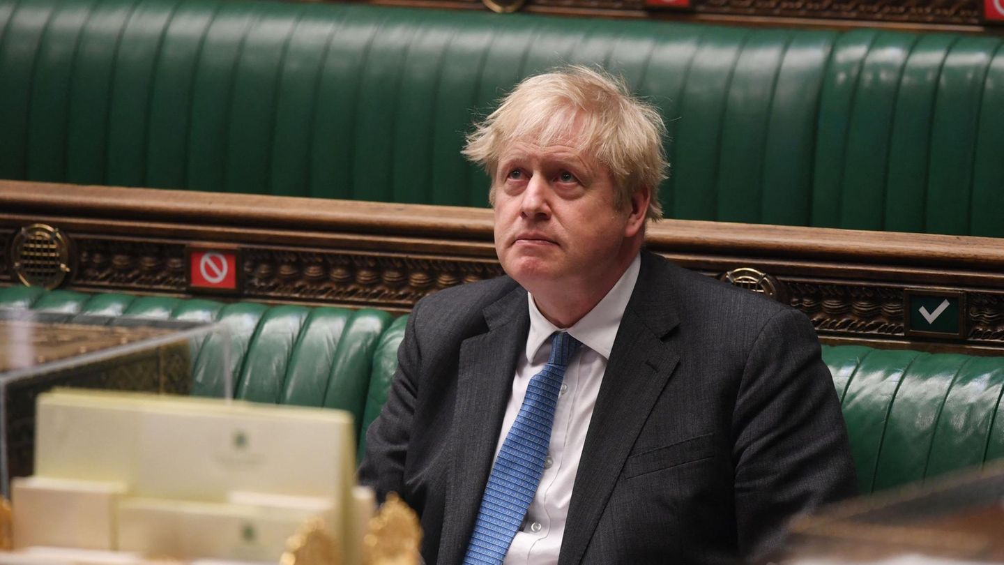 Boris Johnson schaut nach oben, auf den Bänken im nritischen Parlament sitzend