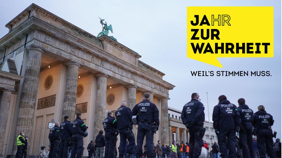Polizisten sichern eine Demonstration für die Pressefreiheit vor dem Brandenburger Tor in Berlin