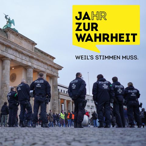 Polizisten sichern eine Demonstration für die Pressefreiheit vor dem Brandenburger Tor in Berlin