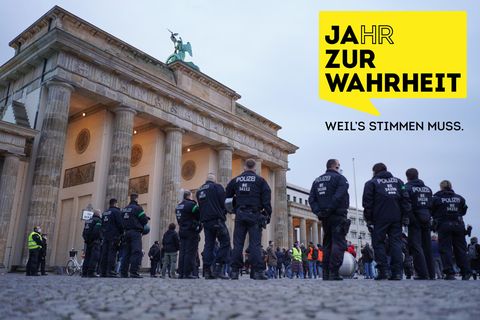 Polizisten sichern eine Demonstration für die Pressefreiheit vor dem Brandenburger Tor in Berlin