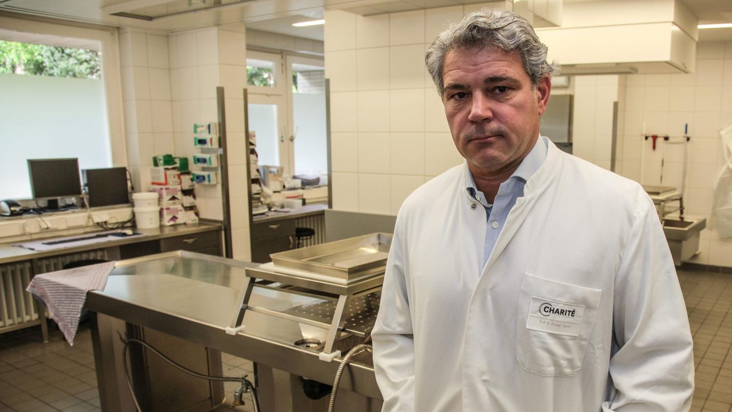 Rechtsmediziner Prof. Dr. Michael Tsokos im Obduktionssaal