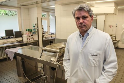 Rechtsmediziner Prof. Dr. Michael Tsokos im Obduktionssaal