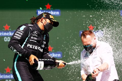 Auf dem Podium in Portimão macht Sieger Lewis Hamilton einen seiner Ingenieure nass