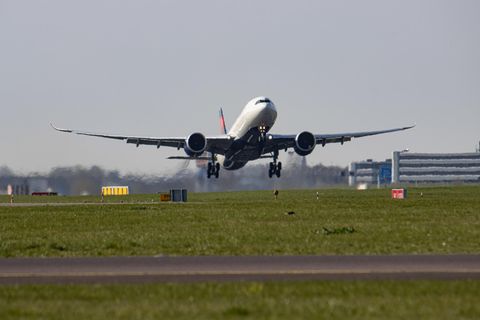 Eine Delta Air Lines Maschine hebt ab